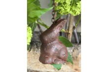 Metalen haasje aan een ketting